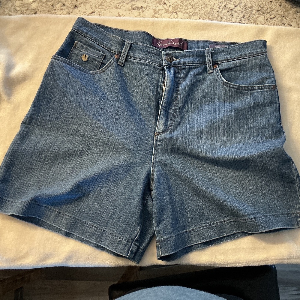 Gloria Vanderbilt Woman’s shorts size 12